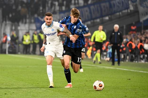 Jonathan CLAUS (OM), Charles DE KETELAERE (ABC) lors de la demi-finale aller le Ligue Europa opposant l™Olympique de Marseille Ã Atalanta Bergame Calcio au Stade VÃ lodrome le 2 mai 2024 Ã Marseille, Espagne FOOTBALL : Olympique de Marseille vs. Atalanta Bergame Calcio - UEFA Europa League - 02 05 2024 ValentinaClaret Panoramic 