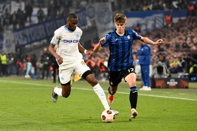 Geoffrey KONDOGBIA, capitaine (OM), Charles DE KETELAERE (ABC) lors de la demi-finale aller le Ligue Europa opposant l™Olympique de Marseille Ã Atalanta Bergame Calcio au Stade VÃ lodrome le 2 mai 2024 Ã Marseille, Espagne FOOTBALL : Olympique de Marseille vs. Atalanta Bergame Calcio - UEFA Europa League - 02 05 2024 ValentinaClaret Panoramic 
