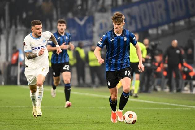 Jonathan CLAUS (OM), Charles DE KETELAERE (ABC) lors de la demi-finale aller le Ligue Europa opposant l™Olympique de Marseille Ã Atalanta Bergame Calcio au Stade VÃ lodrome le 2 mai 2024 Ã Marseille, Espagne FOOTBALL : Olympique de Marseille vs. Atalanta Bergame Calcio - UEFA Europa League - 02 05 2024 ValentinaClaret Panoramic 