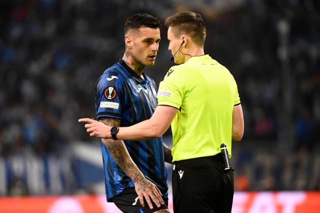 Gianluca SCAMACCA (ABC) et Daniel SIEBERT (GER) lors de la demi-finale aller le Ligue Europa opposant l™Olympique de Marseille Ã Atalanta Bergame Calcio au Stade VÃ lodrome le 2 mai 2024 Ã Marseille, Espagne FOOTBALL : Olympique de Marseille vs. Atalanta Bergame Calcio - UEFA Europa League - 02 05 2024 ValentinaClaret Panoramic 