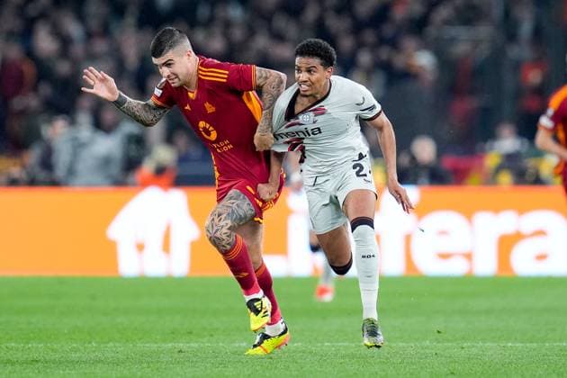 AS Roma v Bayer 04 Leverkusen - Semi-Final First Leg - UEFA Europa League 2023 24 Gianluca Mancini of AS Roma and Amine Adli of Bayer 04 Leverkusen fight for the ball during the UEFA Europa League 2023 24 Semi-Final first leg match between AS Roma and Bayer 04 Leverkusen at Stadio Olimpico on May 2, 2024 in Rome, Italy. Rome Stadio Olimpico Rome Italy Copyright: xGiuseppexMaffiax UEL_Roma-BayerLeverkusen_020524_DSC0532