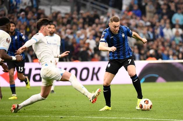 Teun KOOPMEINERS (ABC), Leonardo BALERDI (OM) lors de la demi-finale aller le Ligue Europa opposant l™Olympique de Marseille Ã Atalanta Bergame Calcio au Stade VÃ lodrome le 2 mai 2024 Ã Marseille, Espagne FOOTBALL : Olympique de Marseille vs. Atalanta Bergame Calcio - UEFA Europa League - 02 05 2024 ValentinaClaret Panoramic 