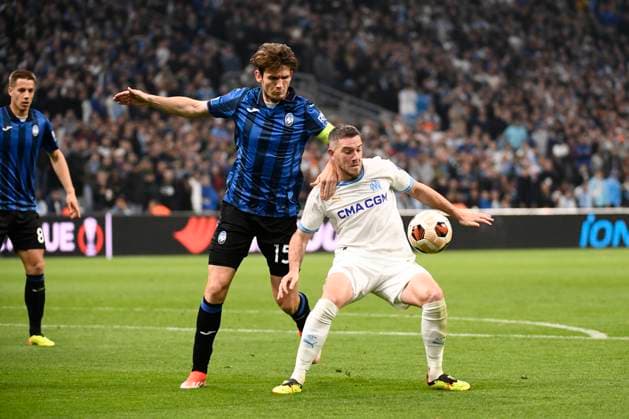 Marten DE ROON (ABC), Jordan VERETOUT (OM) lors de la demi-finale aller le Ligue Europa opposant l™Olympique de Marseille Ã Atalanta Bergame Calcio au Stade VÃ lodrome le 2 mai 2024 Ã Marseille, Espagne FOOTBALL : Olympique de Marseille vs. Atalanta Bergame Calcio - UEFA Europa League - 02 05 2024 ValentinaClaret Panoramic 