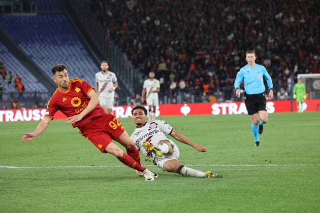 Amine Adli Bayer 04 Leverkusen, 21 , Stephan El Shaarawy AS Roma, 92 , AS Roma vs Bayer 04 Leverkusen, Europa League, semi-final, first leg, 2023 24 season, 02 05 2024, ITA, AS Roma vs Bayer 04 Leverkusen, Europa League, semi-final, first leg, 2023 24 season, 02 05 2024, Rome Copyright: xEibner-Pressefoto JoergxNiebergallx EP_JNL