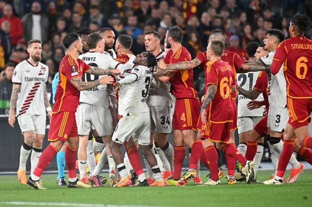 Rome, Olimpico, 02 05 24, GER, Men, UEFA Europa League, Season 2023 2024, Semi-final, AS Roma Bayer 04 Leverkusen Picture of crowd after the goal to 0 2 by Robert ANDRICH Leverkusen Only for editorial use UEFA regulations prohibit any use of photographs as image sequences and or quasi video Italy