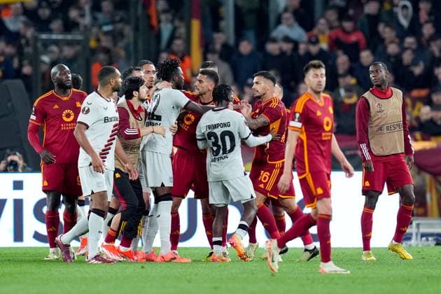 AS Roma v Bayer 04 Leverkusen - Semi-Final First Leg - UEFA Europa League 2023 24 Players of AS Roma clash with players of Bayer 04 Leverkusen during the UEFA Europa League 2023 24 Semi-Final first leg match between AS Roma and Bayer 04 Leverkusen at Stadio Olimpico on May 2, 2024 in Rome, Italy. Rome Stadio Olimpico Rome Italy Copyright: xGiuseppexMaffiax UEL_Roma-BayerLeverkusen_020524_DSC4240