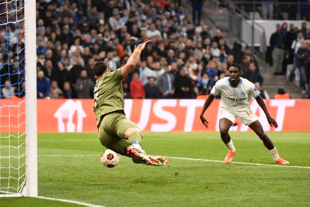 Arret de Juan MUSSO (ABC), Ismaila SARR (OM) lors de la demi-finale aller le Ligue Europa opposant l™Olympique de Marseille Ã Atalanta Bergame Calcio au Stade VÃ lodrome le 2 mai 2024 Ã Marseille, Espagne FOOTBALL : Olympique de Marseille vs. Atalanta Bergame Calcio - UEFA Europa League - 02 05 2024 ValentinaClaret Panoramic 