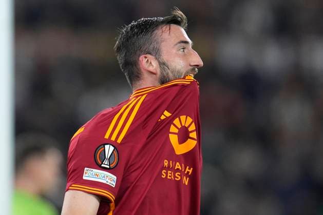 Bryan Cristante of AS Roma looks dejected during the UEFA Europa League match between AS Roma and Bayer Leverkusen at Stadio Olimpico Rome Italy on 02 May 2024. Rome Stadio Olimpico Rome Italy Copyright: xPhotoxSportxPicsx SP24-929-036