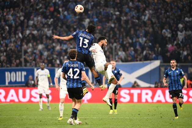 Jose Dos Santos EDERSON (ABC), Pierre-Emerick AUBAMEYANG (OM) lors de la demi-finale aller le Ligue Europa opposant l™Olympique de Marseille Ã Atalanta Bergame Calcio au Stade VÃ lodrome le 2 mai 2024 Ã Marseille, Espagne FOOTBALL : Olympique de Marseille vs. Atalanta Bergame Calcio - UEFA Europa League - 02 05 2024 ValentinaClaret Panoramic 