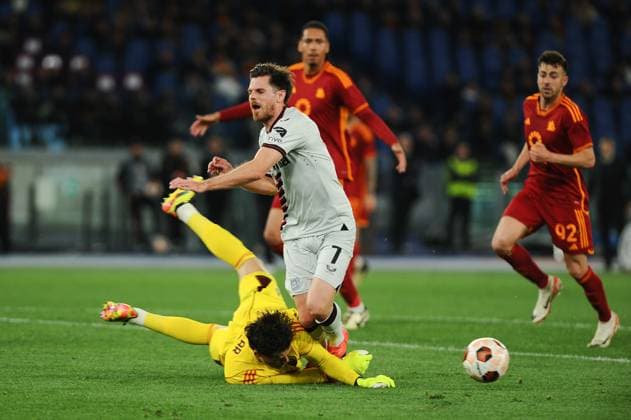 Foto IPP Cavaliere Emiliano. Roma 02 05 2024. Calcio Europa League 2023 2024 - semifinali partita di andata AS Roma-Bayer 04 Leverkusen. Nella foto: in uscita Mile Svilar su Jonas Hofmann. Italy Photo Press - World Copyright italy ITALY  Copyright: xR4924_italyphotopressx