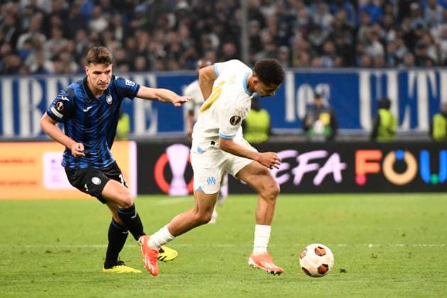 Iliman NDIAYE (OM) et Berat DJIMSITI (ABC) lors de la demi-finale aller le Ligue Europa opposant l™Olympique de Marseille Ã Atalanta Bergame Calcio au Stade VÃ lodrome le 2 mai 2024 Ã Marseille, Espagne FOOTBALL : Olympique de Marseille vs. Atalanta Bergame Calcio - UEFA Europa League - 02 05 2024 ValentinaClaret Panoramic 