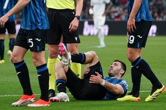 Sead Kolasinac (Atalanta Bergame) injured during the UEFA Europa League semifinal first leg match between Atalanta Bergame and Olympique de Marseille at Orange VÃ lodrome in Marseille. FOOTBALL : Olympique de Marseille vs Atalanta Bergame - Demi finale Europa League - Marseille - 02 05 2024 NorbertScanella Panoramic 