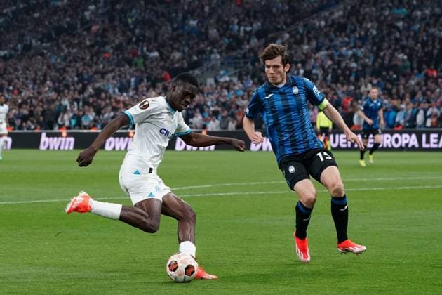 IsmaÃ¯la Sarr (Olympique de Marseille) and Marten De Roon (Atalanta Bergame) during the UEFA Europa League semifinal first leg match between Atalanta Bergame and Olympique de Marseille at Orange VÃ lodrome in Marseille. FOOTBALL : Olympique de Marseille vs Atalanta Bergame - Demi finale Europa League - Marseille - 02 05 2024 NorbertScanella Panoramic 