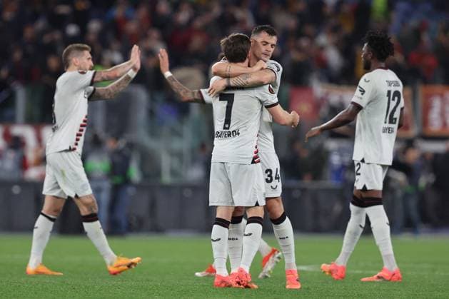 Football Europa League match - AS Roma vs Bayer 04 Leverkusen Rome, Italy 2.05.2024: Lewerkusen win the match and celebrate with fans at end of the UEFA Europa League 2023-2024, semi-finals leg 1, football match between AS Roma vs Bayer 04 Leverkusen FuSsball at Olympic Stadium in Rome. Rome Italy  Copyright: xIPAxSport ABACAx