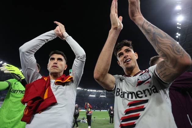 Football Europa League match - AS Roma vs Bayer 04 Leverkusen Rome, Italy 2.05.2024: Leverkusen win the match and celebrate with fans at end of the UEFA Europa League 2023-2024, semi-finals leg 1, football match between AS Roma vs Bayer 04 Leverkusen FuSsball at Olympic Stadium in Rome. Rome Italy  Copyright: xIPAxSport ABACAx