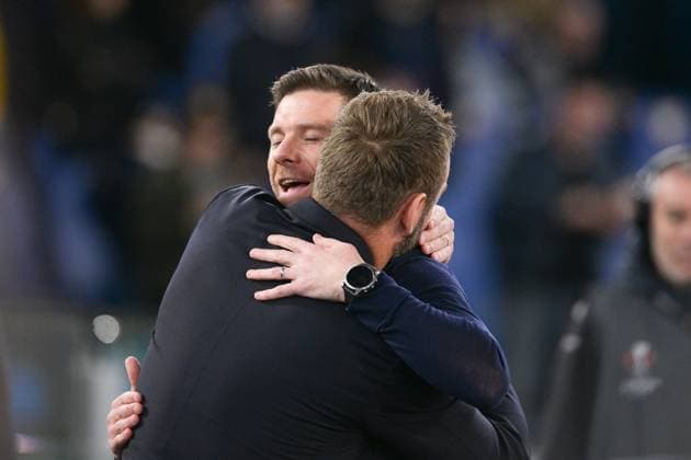 2nd May 2024, Stadio Olimpico, Rome, Italy; Europa League, Semi Final First Leg Football; Roma versus Bayer Leverkusen; Xabi Alonso coach of Bayer Leverkusen greets Daniele De Rossi coach of AS Roma  ActionPlus12637407 AllShotLive