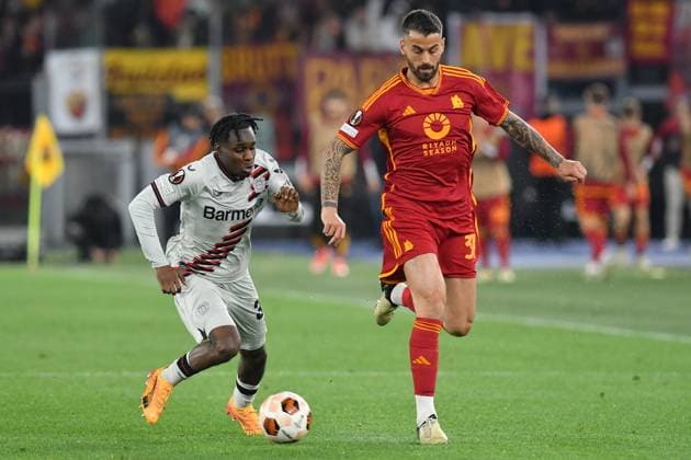 Soccer, Europa League match AS Roma v Bayer Leverkusen Jeremie Frimpong of Bayer Leverkusen,Leonardo Spinazzola of AS Roma during the Uefa Europa League semi final first leg match AS Roma v Bayer Leverkusen at Olimpico stadium in Rome, Italy, 02nd May, 2024. Imago-Images Emmefoto Copyright: xImago-Images Emmefotox