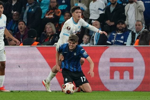 Charles De Ketelaere (Atalanta Bergame) and Leonardo Balerdi (Olympique de Marseille) during the UEFA Europa League semifinal first leg match between Atalanta Bergame and Olympique de Marseille at Orange VÃ lodrome in Marseille. FOOTBALL : Olympique de Marseille vs Atalanta Bergame - Demi finale Europa League - Marseille - 02 05 2024 NorbertScanella Panoramic 