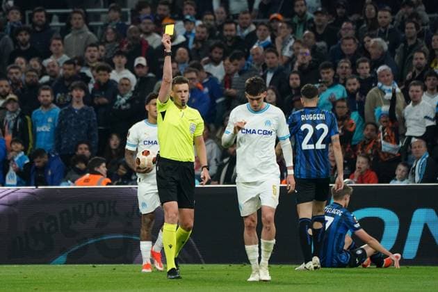 Daniel Siebert (referee) give a yellow card at Leonardo Balerdi (Olympique de Marseille)during the UEFA Europa League semifinal first leg match between Atalanta Bergame and Olympique de Marseille at Orange VÃ lodrome in Marseille. FOOTBALL : Olympique de Marseille vs Atalanta Bergame - Demi finale Europa League - Marseille - 02 05 2024 NorbertScanella Panoramic 