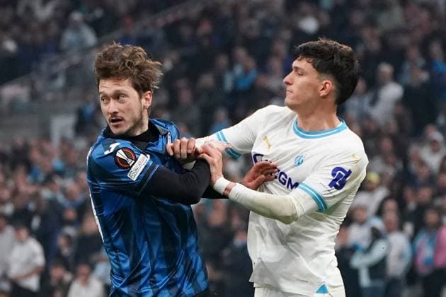 Aleksey Miranchuk (Atalanta Bergame) and Leonardo Balerdi (Olympique de Marseille) during the UEFA Europa League semifinal first leg match between Atalanta Bergame and Olympique de Marseille at Orange VÃ lodrome in Marseille. FOOTBALL : Olympique de Marseille vs Atalanta Bergame - Demi finale Europa League - Marseille - 02 05 2024 NorbertScanella Panoramic 