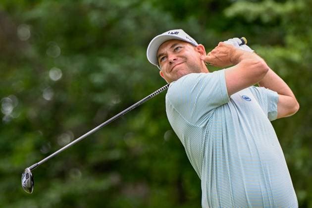 MCKINNEY, TX - MAY 02: Bill Haas (USA) watches his tee shot on 5 during first round of the CJ CUP Byron Nelson at TPC Craig Ranch on May 2, 2024, in McKinney, Texas. (Photo by Ken Murray Icon Sportswire) GOLF: MAY 02 PGA, Golf Herren CJ CUP Byron Nelson EDITORIAL USE ONLY Icon240502012
