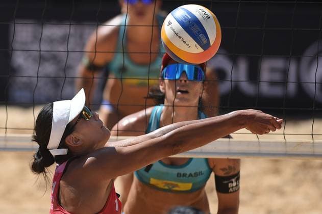 (240503) -- BRASILIA, May 3, 2024 -- Xue Chen of China receives the ball during the main draw match between Agatha Bednarczuk Rebecca Cavalcanti of Brazil and Xue Chen Xia Xinyi of China at the Volleyball World Beach Pro Tour Elite 16 2024 in Brasilia, Brazil, May 2, 2024. ) (SP)BRAZIL-BRASILIA Beach volleyball, Beachvolleyball WORLD PRO TOUR LucioxTavora 