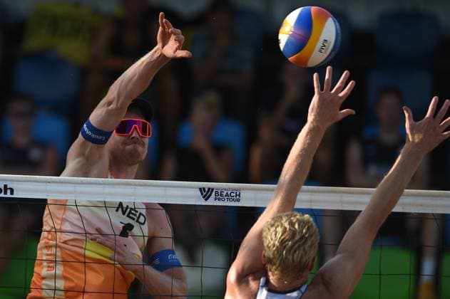 (240503) -- BRASILIA, May 3, 2024 -- Estefan Boermans of the Netherlands (L) spikes during the main draw match between Estefan Boermans Yorick De Groot of the Netherlands and Miles Evans Chase Budinger of the United States at the Volleyball World Beach Pro Tour Elite 16 2024 in Brasilia, Brazil, May 2, 2024. ) (SP)BRAZIL-BRASILIA Beach volleyball, Beachvolleyball WORLD PRO TOUR LucioxTavora 