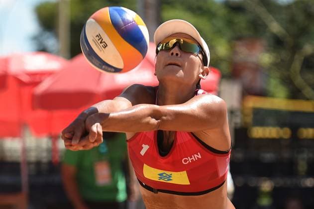 (240503) -- BRASILIA, May 3, 2024 -- Xue Chen of China receives the ball during the main draw match between Agatha Bednarczuk Rebecca Cavalcanti of Brazil and Xue Chen Xia Xinyi of China at the Volleyball World Beach Pro Tour Elite 16 2024 in Brasilia, Brazil, May 2, 2024. ) (SP)BRAZIL-BRASILIA Beach volleyball, Beachvolleyball WORLD PRO TOUR LucioxTavora 