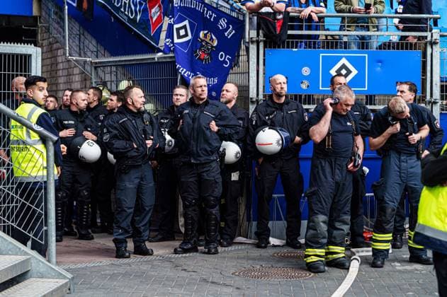 Massive Polzeipraesenz GER, Hamburger SV vs FC St Pauli, Football, 2 Bundesliga, Matchday 32, Season 2023 2024, 03 05 2024 DFL REGULATES PROHIBIT ANY USE OF PHOTOGRAPHS AS IMAGE SEQUENCES AND OR QUASI VIDEO GER, Hamburger SV vs FC St Pauli, Football, 2 Bundesliga, Matchday 32, Season 2023 2024, 03 05 2024 Hamburg Copyright: xEibner-Pressefoto MarcelxvonxFehrnx EP_MFN