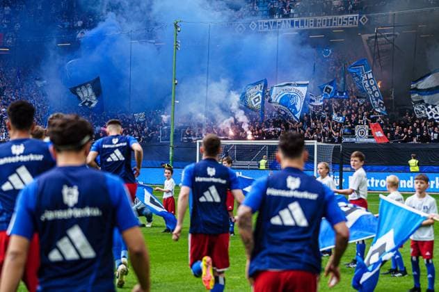 Pyrotechnics Begalo Fans Ultras Hamburger SV while warming up GER, Hamburger SV vs FC St Pauli, Football, 2 Bundesliga, Matchday 32, Season 2023 2024, 03 05 2024 DFL REGULATIONS PROHIBIT ANY USE OF PHOTOGRAPHS AS IMAGE SEQUENCES AND OR QUASI VIDEO GER, Hamburger SV vs FC St Pauli, Football, 2 Bundesliga, Matchday 32, Season 2023 2024, 03 05 2024 Hamburg Copyright: xEibner-Pressefoto MarcelxvonxFehrnx EP_MFN