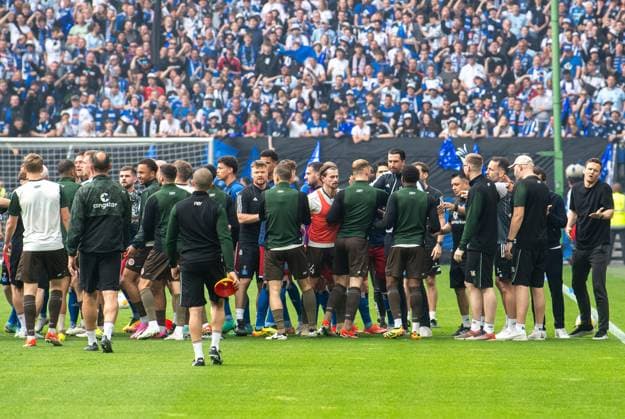 Soccer, Men, Season 2023 2024, 2 Bundesliga 32 Matchday , Hamburger SV FC St Pauli, Players of both teams clash during warm-up, 03 05 2024, Copyright: xSebastianxRäppold MatthiasxKochx