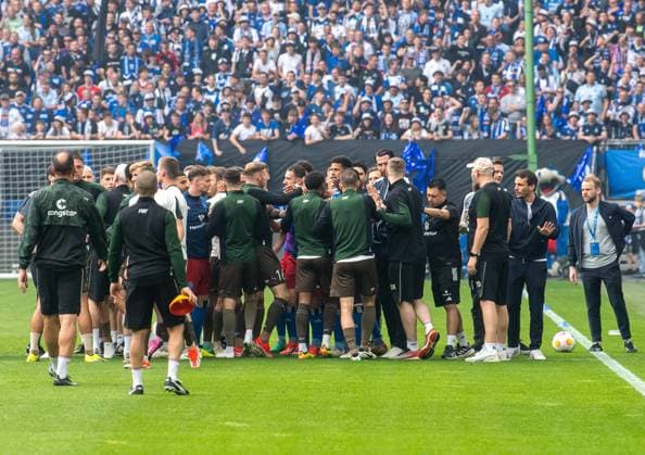 Soccer, Men, Season 2023 2024, 2 Bundesliga 32 Matchday , Hamburger SV FC St Pauli, Players of both teams clash during warm-up, 03 05 2024, Copyright: xSebastianxRäppold MatthiasxKochx