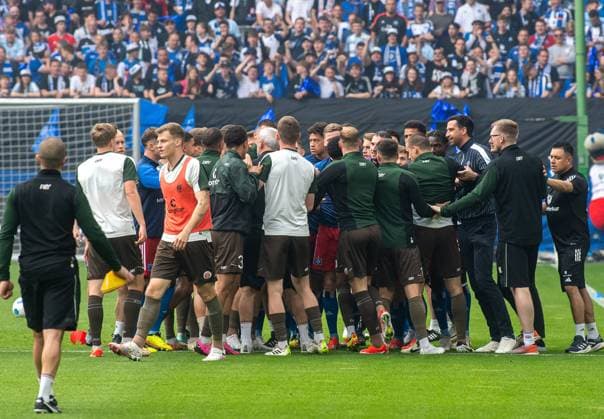 Soccer, Men, Season 2023 2024, 2 Bundesliga 32 Matchday , Hamburger SV FC St Pauli, Players of both teams clash during warm-up, 03 05 2024, Copyright: xSebastianxRäppold MatthiasxKochx