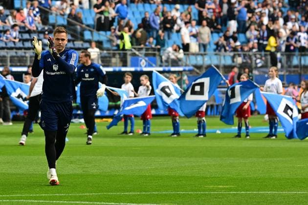 Soccer I Men I 2023 2024 I 2 Bundesliga I 32 Matchday I Hamburger SV FC St Pauli I 3 5 2024 Matheo Raab 19, Hamburger SV runs in for warm up, background children waving flags Hamburg Volksparkstadion Hamburg Germany Copyright: xLobeca AndreasxHannigx
