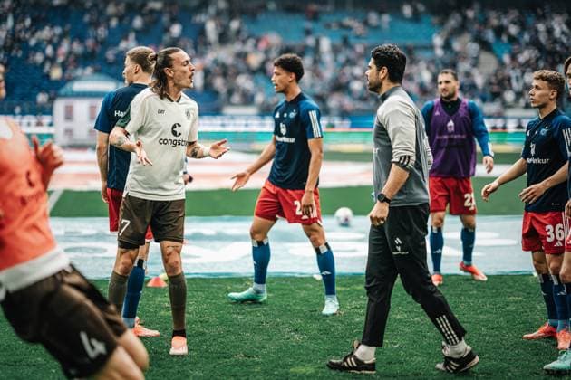 Soccer Men Season 2023 2024 2 Soccer Bundesliga 32 Matchday Hamburger SV vs FC St Pauli 03 05 2024 Before the match Jackson Irvine 7, FC St Pauli left and Sebastian Capel HSV, Reha Trainer right clash Hamburg Volksparkstadion Hamburg Germany