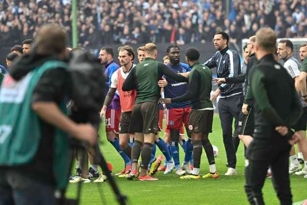 GER 2 FBL,, Hamburger SV vs FC St Pauli 03 05 2024, Volksparkstadion, Hamburg, GER 2 FBL, Hamburger SV vs FC St Pauli in the picture Before the game at the warm-up there is already an argument between the HSV players and the Pauli players on the pitch nordphotoxGmbH xWitke nph00002