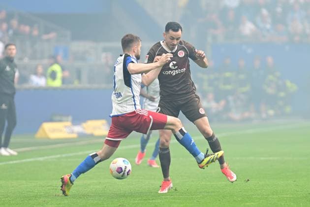 Soccer I Men I 2023 2024 I 2 Bundesliga I 32 Matchday I Hamburger SV FC St Pauli I 3 5 2024 Duel Lukasz Poreba 6, Hamburger SV vs Manolis Saliakas 2, FC St Pauli Hamburg Volksparkstadion Hamburg Germany Copyright: xLobeca AndreasxHannigx