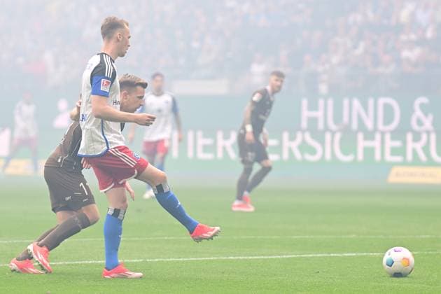 Soccer I Men I 2023 2024 I 2 Bundesliga I 32 Matchday I Hamburger SV FC St Pauli I 3 5 2024 Smoke, pyro Johannes Eggestein 11, FC St Pauli runs Sebastian Schonlau 4, Hamburger SV to Hamburg Volksparkstadion Hamburg Germany Copyright: xLobeca AndreasxHannigx