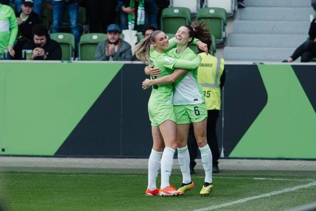 Wolfsburg, Germany 03 May 2024 1 BL Women 2023 2024 VfL Wolfsburg vs 1 FC Köln In the picture Dominique Jansen Wolfsburg cheers with her teammates after her goal for 1 0, DFB regulations prohibit any use of photographs as image sequences and or quasi video AOK Stadion Niedersachsen Copyright: xFotostandx xNiewelerx