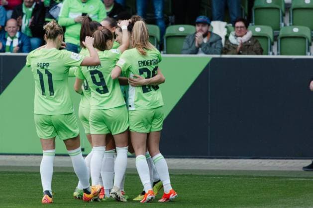 Wolfsburg, Germany 03 May 2024 1 BL Women 2023 2024 VfL Wolfsburg vs 1 FC Köln In the picture Dominique Jansen Wolfsburg cheers with her teammates after her goal for 1 0, DFB regulations prohibit any use of photographs as image sequences and or quasi video AOK Stadion Niedersachsen Copyright: xFotostandx xNiewelerx