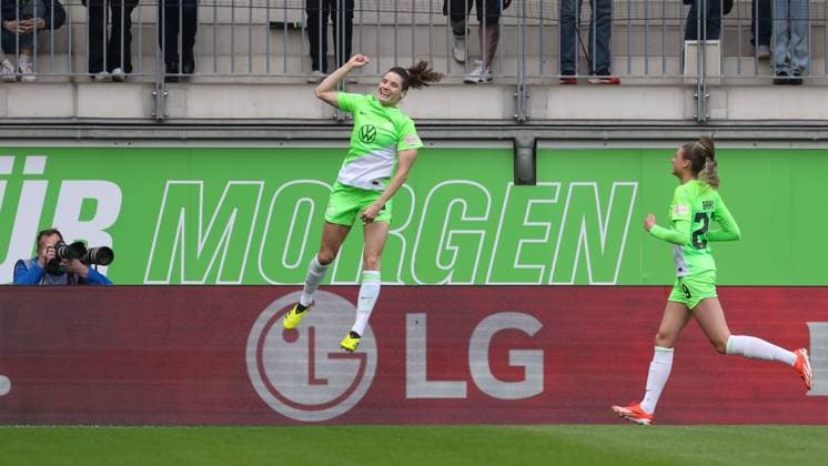 from left goal scorer Dominique Janssen VfL Wolfsburg, 6 with goal celebration, cheering, jubilant, optimistic, game scene, highlight, joy about the goal to 1 0, THE DFB REGULATIONS PROHIBIT ANY USE OF PHOTOGRAPHS AS IMAGE SEQUENCES AND OR QUASI VIDEO , 03 05 2024, Wolfsburg Germany , Football, Google Pixel Womens Bundesliga, VfL Wolfsburg 1 FC Köln xobx