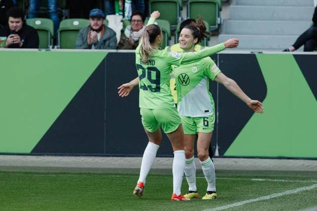 Wolfsburg, Germany 03 May 2024 1 BL Women 2023 2024 VfL Wolfsburg vs 1 FC Köln In the picture Dominique Jansen Wolfsburg cheers with her teammates after her goal for 1 0, DFB regulations prohibit any use of photographs as image sequences and or quasi video AOK Stadion Niedersachsen Copyright: xFotostandx xNiewelerx