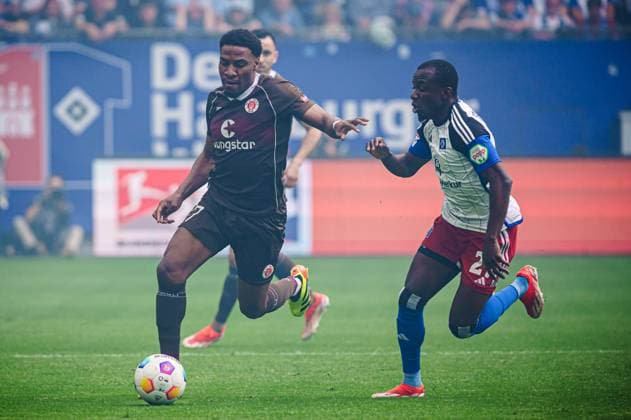 Oladapo Afolayan FC St Pauli, 17 , Jean Luc Dompe Hamburger SV, 27 GER, Hamburger SV vs FC St Pauli, Football, 2 Bundesliga, Matchday 32, Season 2023 2024, 03 05 2024 DFL REGULATIONS PROHIBIT ANY USE OF PHOTOGRAPHS AS IMAGE SEQUENCES AND OR QUASI VIDEO GER, Hamburger SV vs FC St Pauli, Football, 2 Bundesliga, Matchday 32, Season 2023 2024, 03 05 2024 Hamburg Copyright: xEibner-Pressefoto MarcelxvonxFehrnx EP_MFN