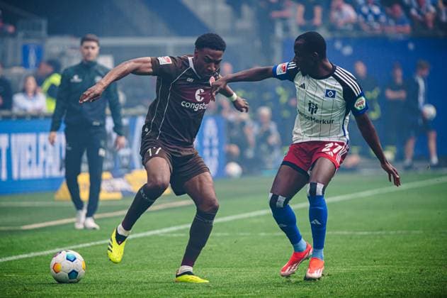 Oladapo Afolayan FC St Pauli, 17 , Jean Luc Dompe Hamburger SV, 27 GER, Hamburger SV vs FC St Pauli, Football, 2 Bundesliga, Matchday 32, Season 2023 2024, 03 05 2024 DFL REGULATIONS PROHIBIT ANY USE OF PHOTOGRAPHS AS IMAGE SEQUENCES AND OR QUASI VIDEO GER, Hamburger SV vs FC St Pauli, Football, 2 Bundesliga, Matchday 32, Season 2023 2024, 03 05 2024 Hamburg Copyright: xEibner-Pressefoto MarcelxvonxFehrnx EP_MFN