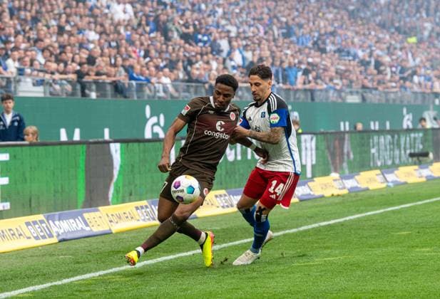 Soccer, Men, Season 2023 2024, 2 Bundesliga 32 Matchday , Hamburger SV FC St Pauli, v l Oladapo Afolayan FC St Pauli , Ludovit Reis HSV , 03 05 2024, Copyright: xSebastianxRäppold MatthiasxKochx