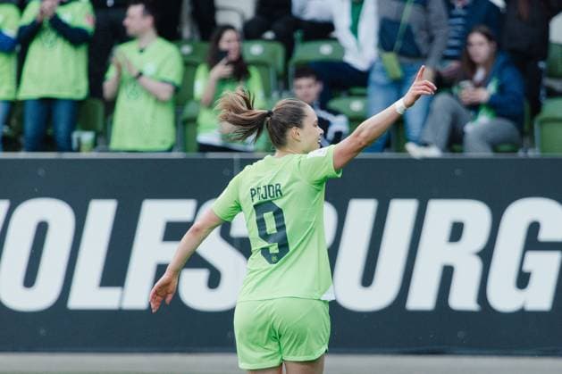 Wolfsburg, Germany 03 May 2024 1 BL Women 2023 2024 VfL Wolfsburg vs 1 FC Köln In the picture Ewa Pajor Wolfsburg cheers after her goal for 2 0 DFB regulations prohibit any use of photographs as image sequences and or quasi video AOK Stadion Niedersachsen Copyright: xFotostandx xNiewelerx