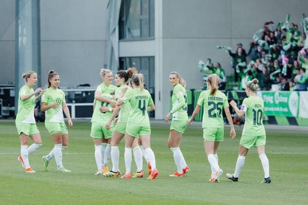 Wolfsburg, Germany 03 May 2024 1 BL Women 2023 2024 VfL Wolfsburg vs 1 FC Köln In the picture Ewa Pajor Wolfsburg cheers with her teammates after her goal for 2 0, DFB regulations prohibit any use of photographs as image sequences and or quasi video AOK Stadion Niedersachsen Copyright: xFotostandx xNiewelerx