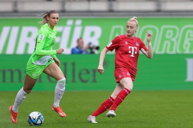 from left Jule Brand VfL Wolfsburg, 29 and Anna Gerhardt 1 FC Köln, 21 in a duel, dynamic, action, action, game scene, THE DFB REGULATIONS PROHIBIT ANY USE OF PHOTOGRAPHS AS IMAGE SEQUENCES AND OR QUASI VIDEO , 03 05 2024, Wolfsburg Germany , Football, Google Pixel Womens Bundesliga, VfL Wolfsburg 1 FC Köln xobx