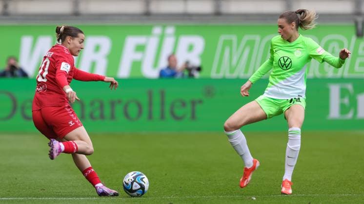 from left Carlotta Wamser 1 FC Köln, 30 and Jule Brand VfL Wolfsburg, 29 in a duel, dynamic, action, action, game scene, THE DFB REGULATIONS PROHIBIT ANY USE OF PHOTOGRAPHS AS IMAGE SEQUENCES AND OR QUASI VIDEO , 03 05 2024, Wolfsburg Germany , Football, Google Pixel Womens Bundesliga, VfL Wolfsburg 1 FC Köln xobx