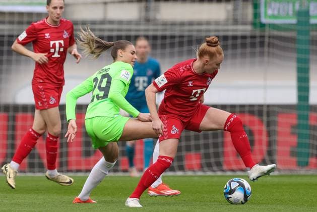 from left Jule Brand VfL Wolfsburg, 29 and Laura Vogt 1 FC Köln, 8 in a duel, dynamic, action, action, game scene, THE DFB REGULATIONS PROHIBIT ANY USE OF PHOTOGRAPHS AS IMAGE SEQUENCES AND OR QUASI VIDEO , 03 05 2024, Wolfsburg Germany , Football, Google Pixel Womens Bundesliga, VfL Wolfsburg 1 FC Köln xobx
